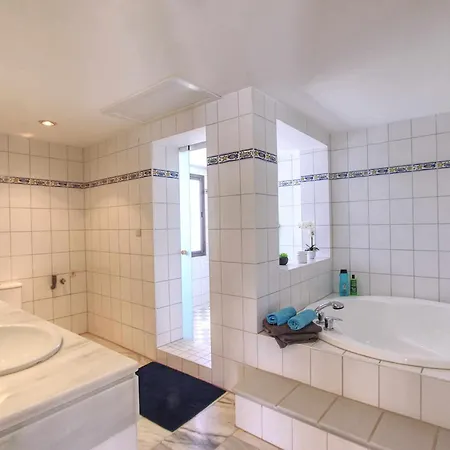 1080 Beachfront Penthouse 3 Floors Jacuzzi 2 Pools Wifi Roof Terrace Marbella